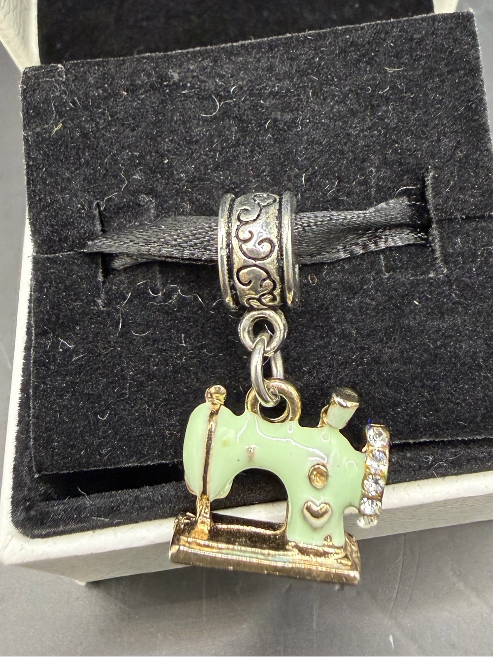 Vintage-Style Sewing Machine Dangle Charm – Green Enamel & Rhinestone Detail